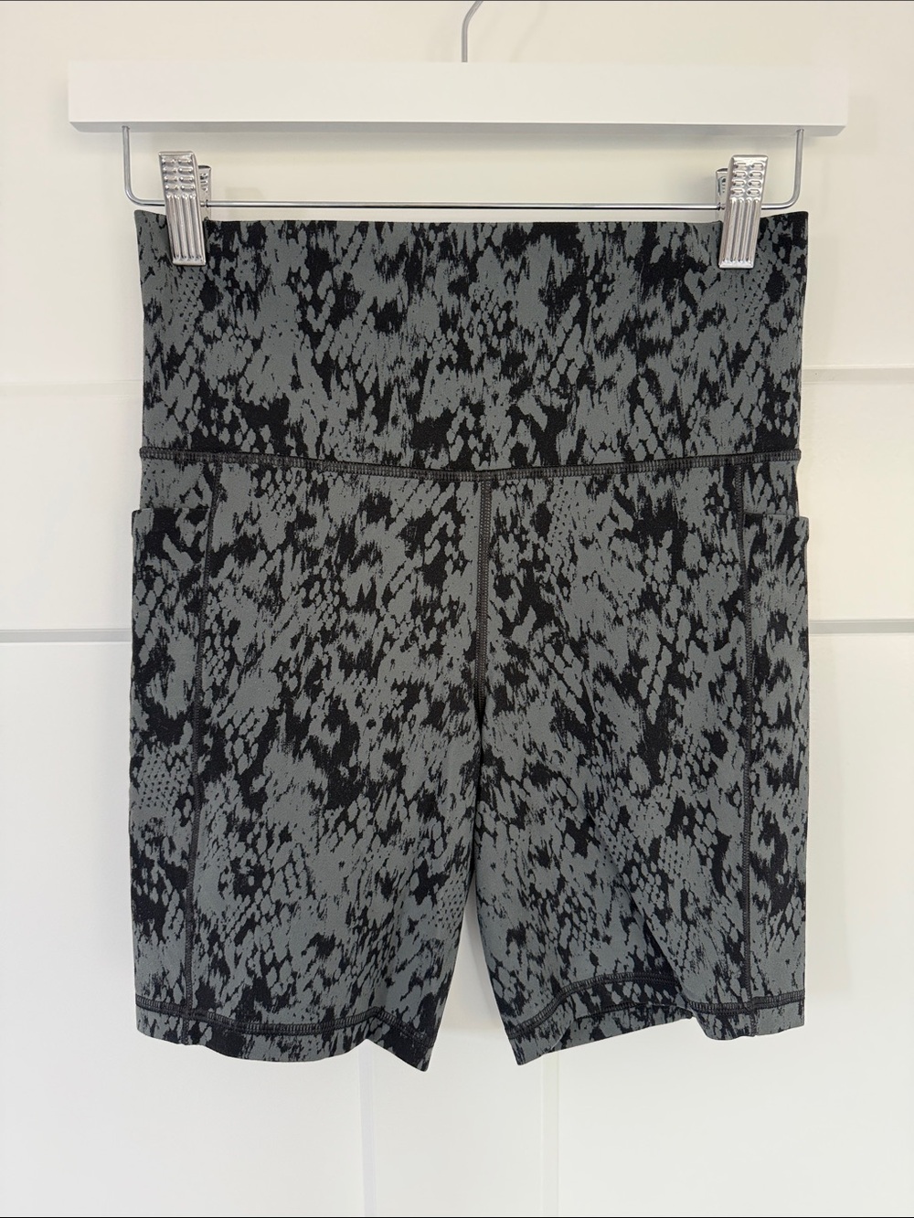 Athleta Salutation Stash Pocket, Printed 7” Short